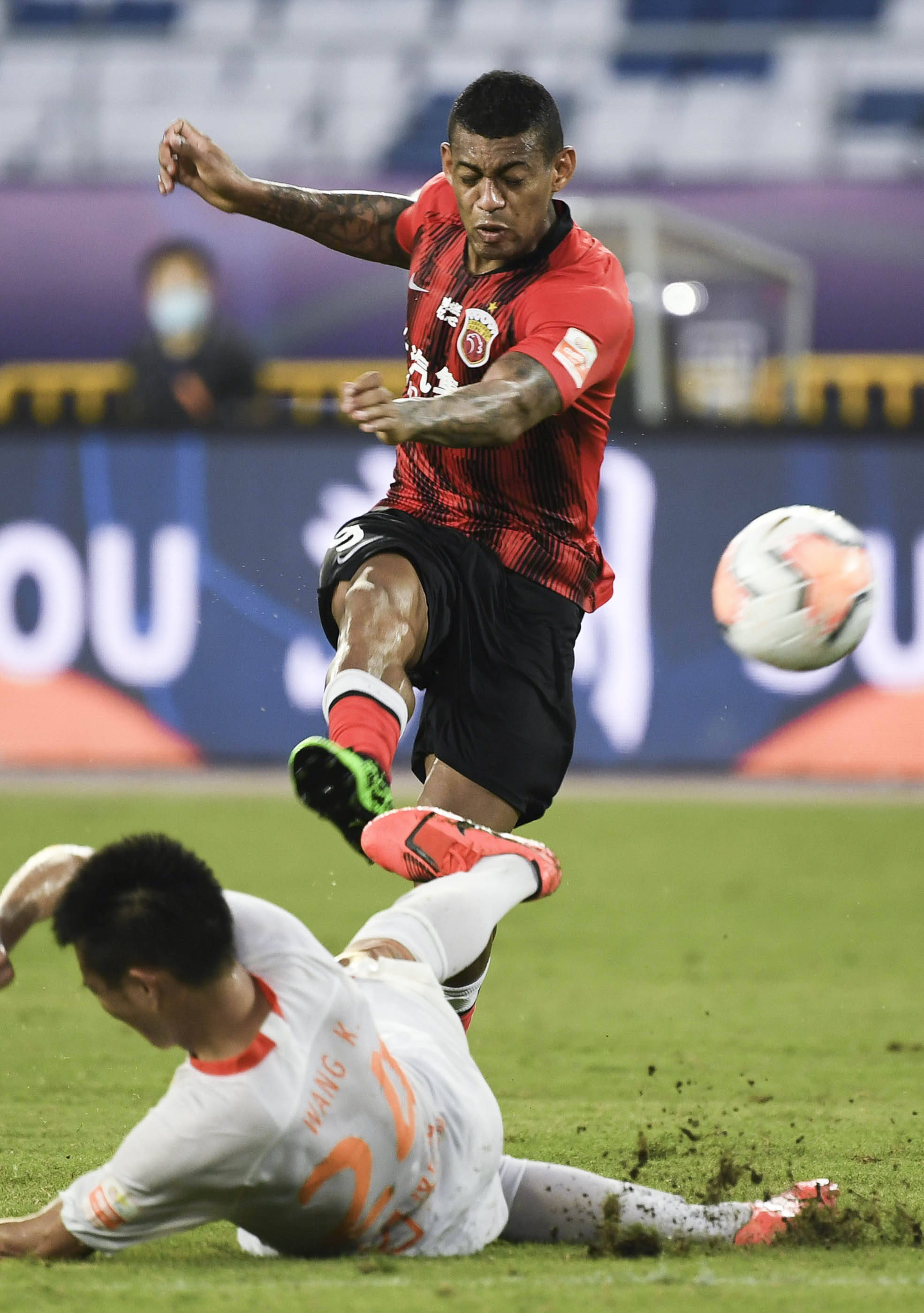 时时彩开奖直播-中超赛事的精彩瞬间，观众欲罢不能(中超赛事现场直播案)